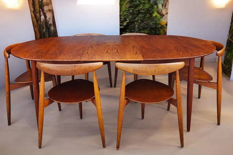 Rensning af teaktræ og afrensning af gamle møbler for at bevare designklassikeren.